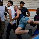 La policía cubana detiene a una persona que se manifestaba a favor de los derechos del colectivo LGTBI