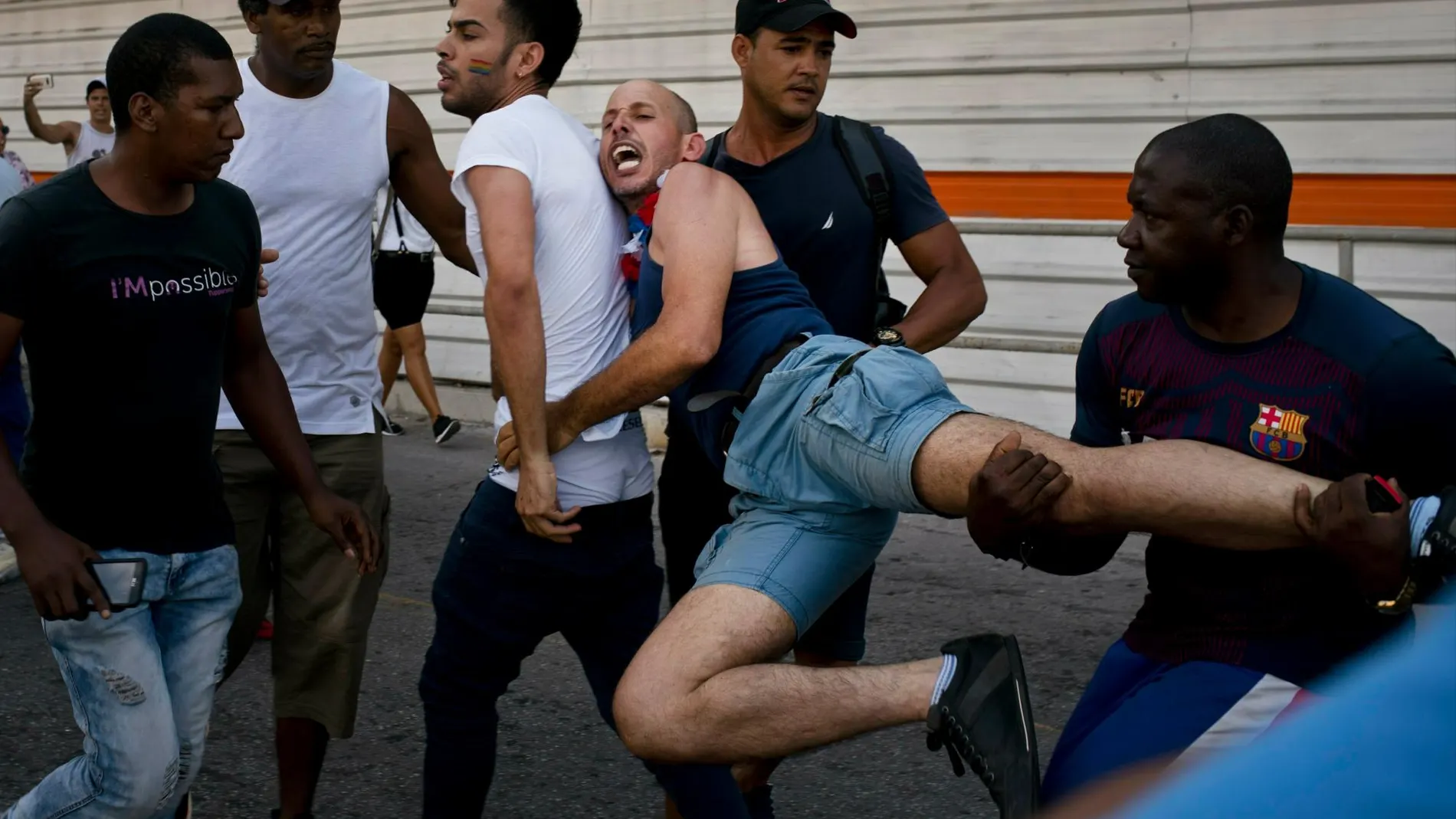 La policía cubana detiene a una persona que se manifestaba a favor de los derechos del colectivo LGTBI