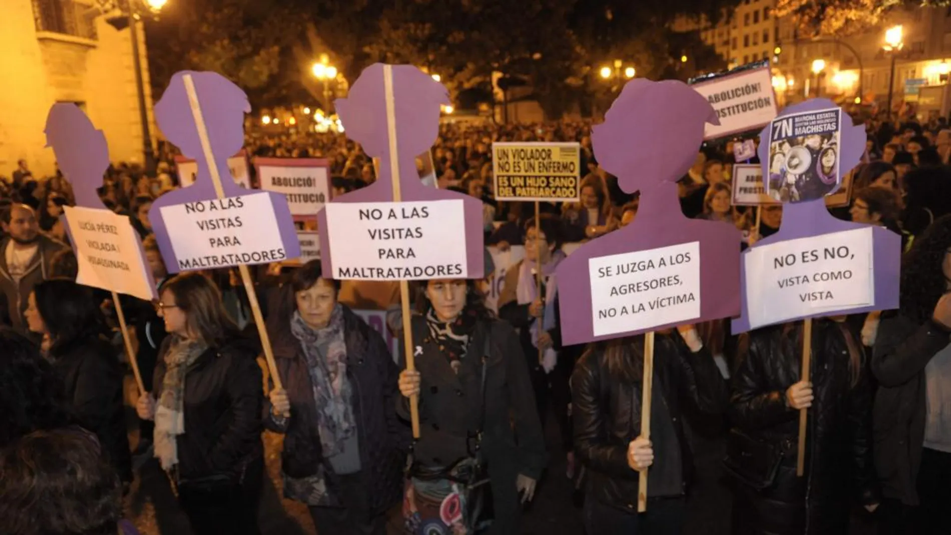 Imagen de una marcha feminista para denunciar la violencia machista que ya ha acabado con la vida de dos mujeres y dos niñas en lo que va de año en la Comunitat/ KIKE TABERNER