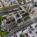 Vista aérea de la catedral de Notre Dame el pasado 17 de abril, dos días después del incendio que dañó seriamente el templo e hizo que se desplomara la aguja