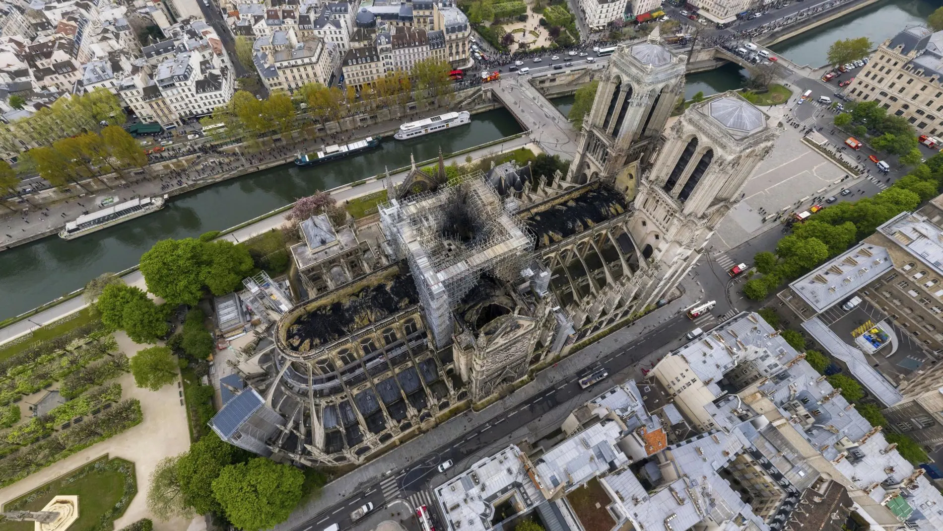 Vista aérea de la catedral de Notre Dame el pasado 17 de abril, dos días después del incendio que dañó seriamente el templo e hizo que se desplomara la aguja