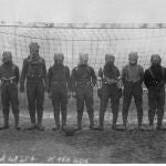 Soldados ingleses jugando un partido de fútbol con máscaras antigás en el norte de Francia en 1916