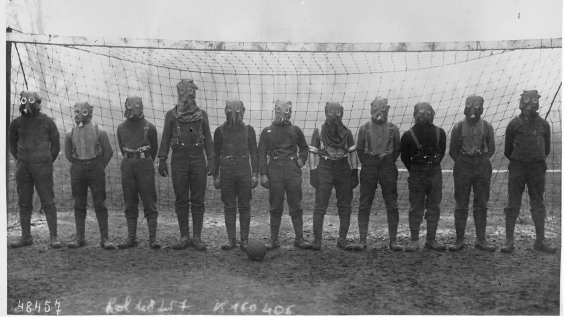 Soldados ingleses jugando un partido de fútbol con máscaras antigás en el norte de Francia en 1916