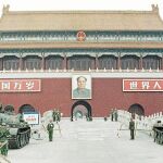 Tanques del Ejército de Liberación Popular permanecen apostados en la Plaza de Tiananmen el 10 de junio de 1989 tras la revuelta del día 4 / Ap