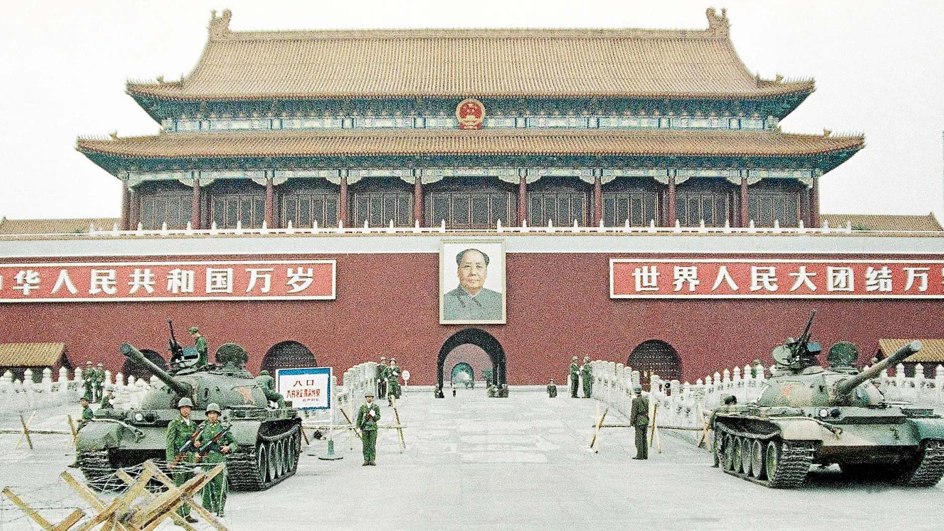 Tanques del Ejército de Liberación Popular permanecen apostados en la Plaza de Tiananmen el 10 de junio de 1989 tras la revuelta del día 4 / Ap