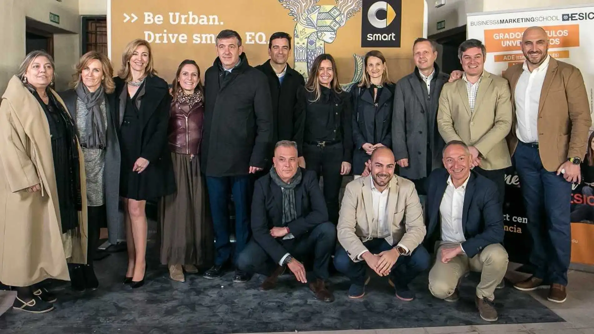 Wolfgang Ufer, responsable de Smart Cities junto a Saskia Oboril, Rocío Poggio, District Manager de Smart, y a Alberto Rivas, gerente de Ventas de Turismos Nuevos en Mercedes-Benz Valencia