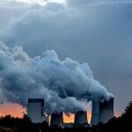 La concentración de CO2 en la atmósfera aumentó el año pasado a una velocidad récord / Efe