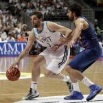 El ala-pívot del Real Madrid Felipe Reyes con el balón ante el base del FC Barcelona Víctor Sada,