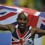 El atleta británico Mo Farah celebra su victoria en la final de 5.000 metros masculinos