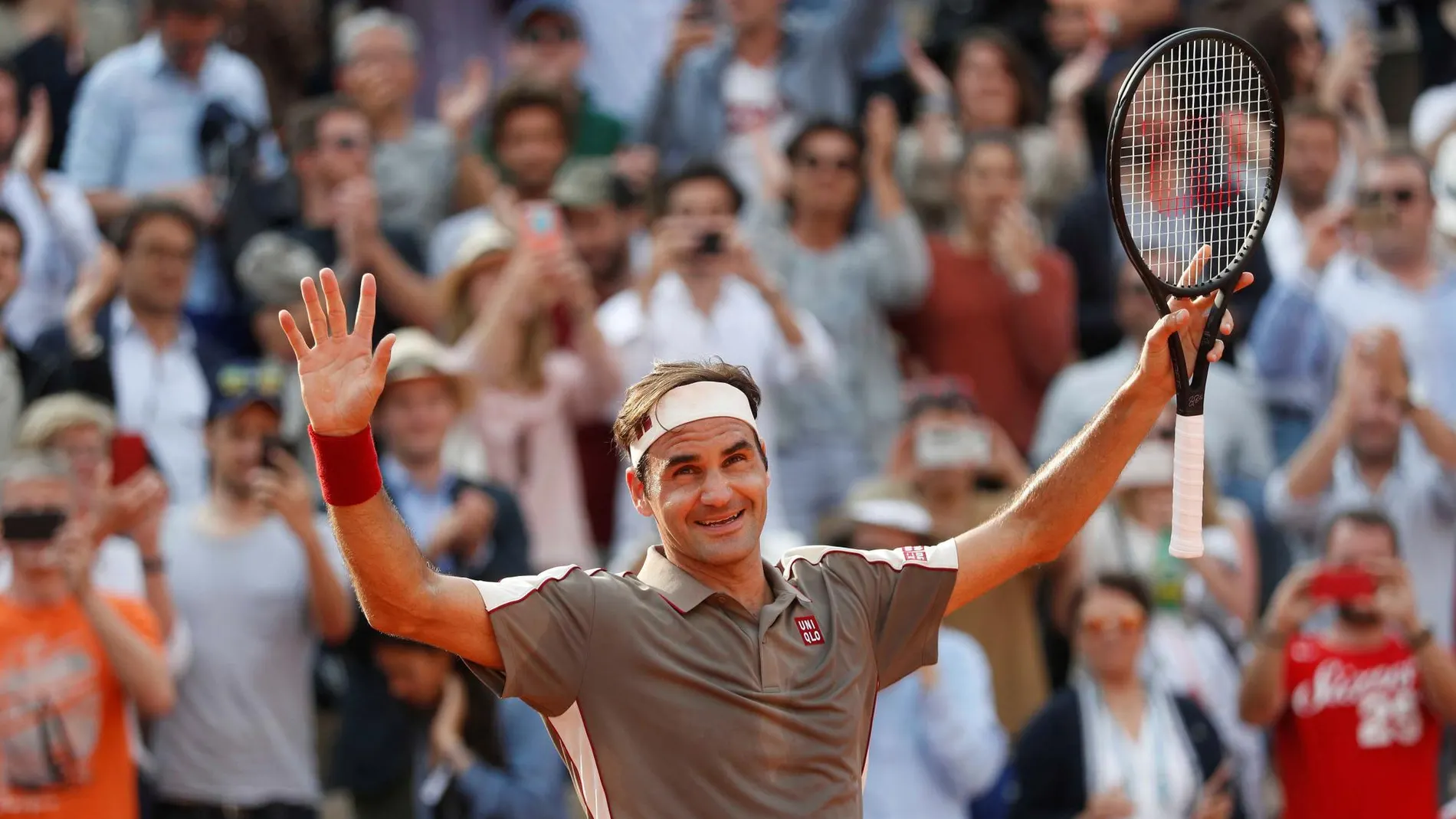 Federer celebra su triunfo en cuartos de final ante Wawrinka