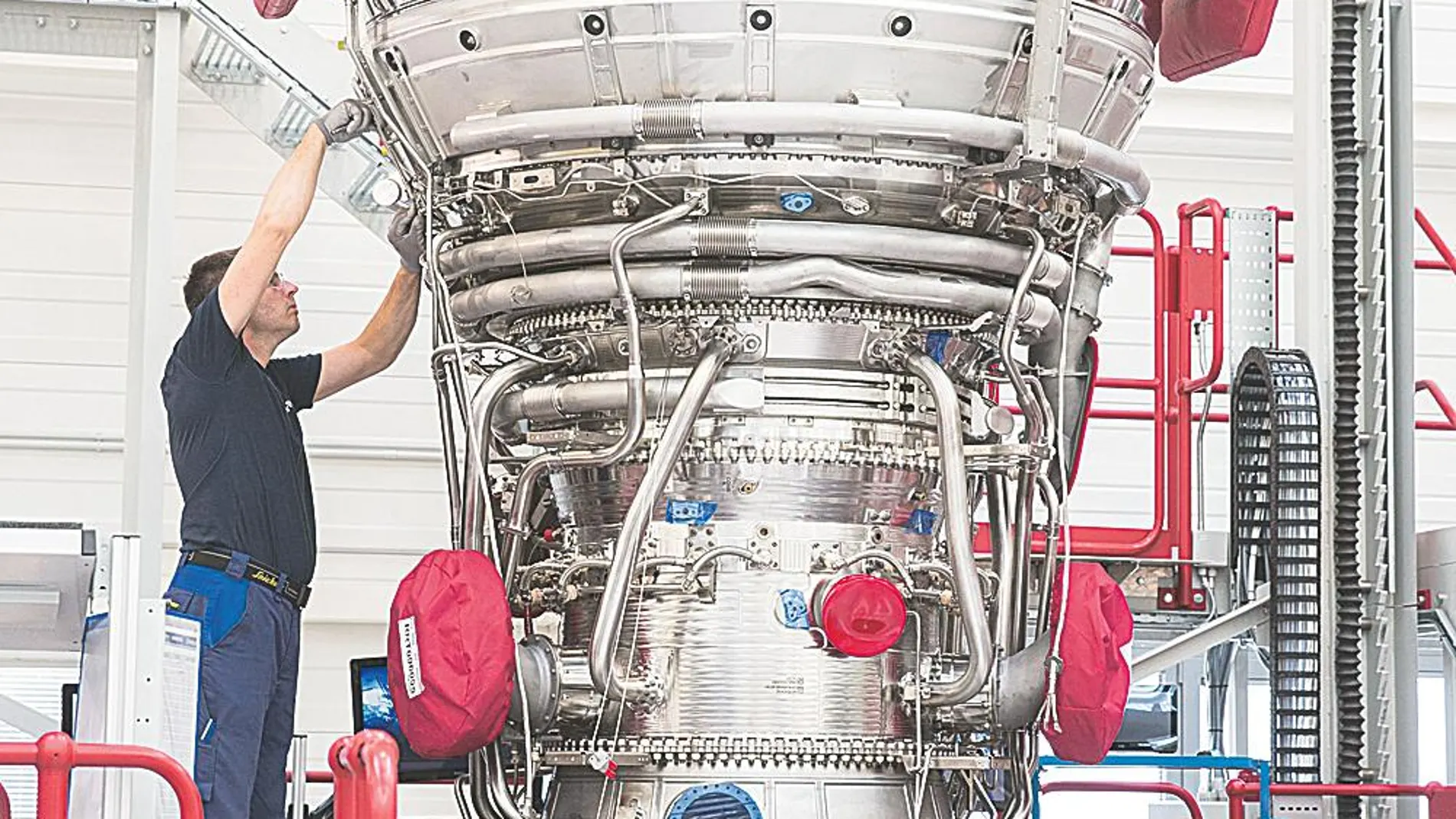 Rolls-Royce forma a jóvenes para convertirse en mecánicos aeronáuticos en Berlín