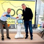 El candidato a la alcaldía de Orense por Democracia Ourensana, Gonzalo Pérez Jácome (i), y el también miembro de la lista electoral de este partido, Miguel Caride, durante la presentación de un robot japonés que pide el voto. EFE/Brais Lorenzo