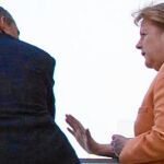 El presidente y la canciller conversan en el balcón de la Cancillería en Berlín, en junio