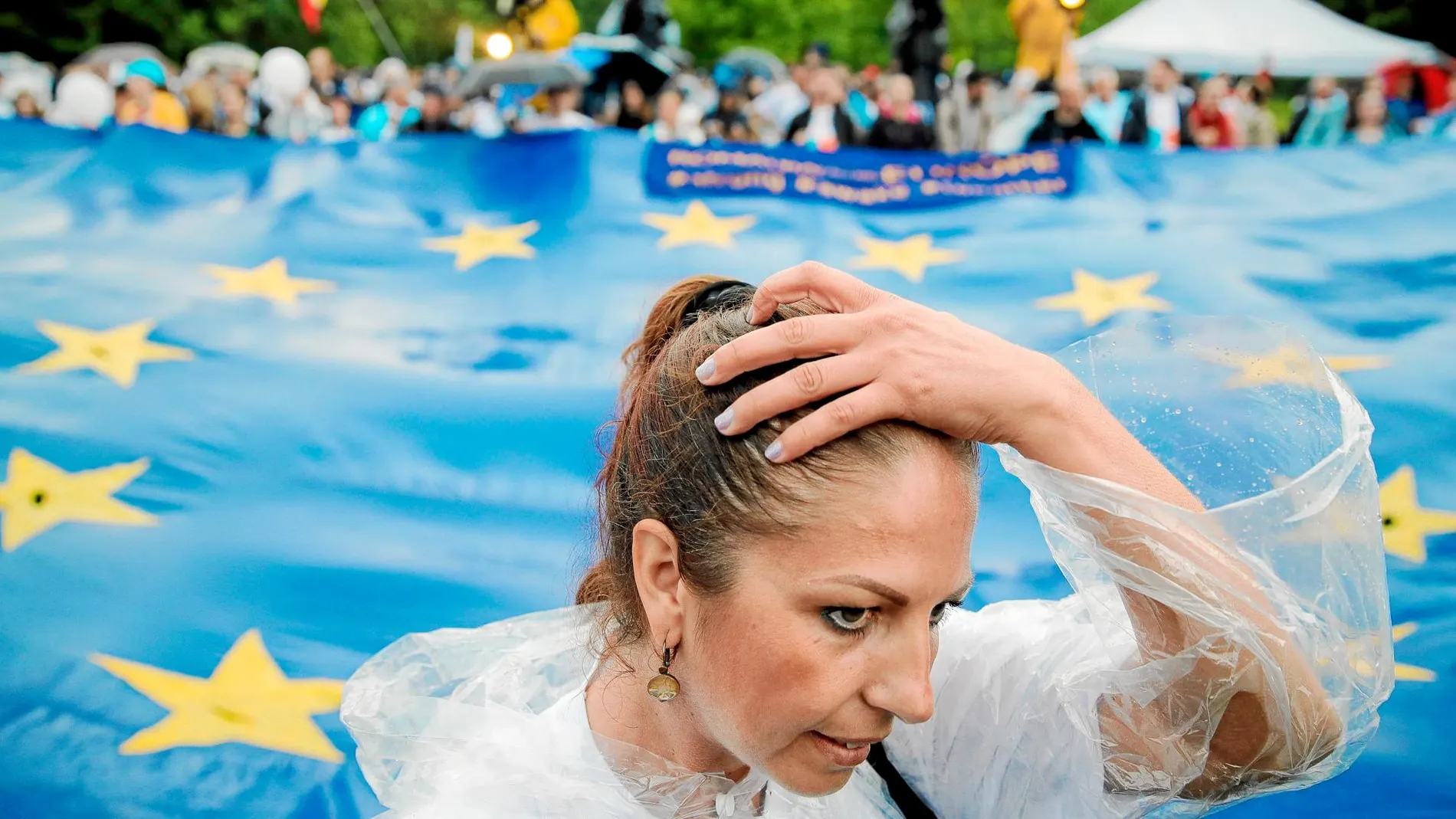 Una mujer en el cierre de campaña de las europeas en Bucarest