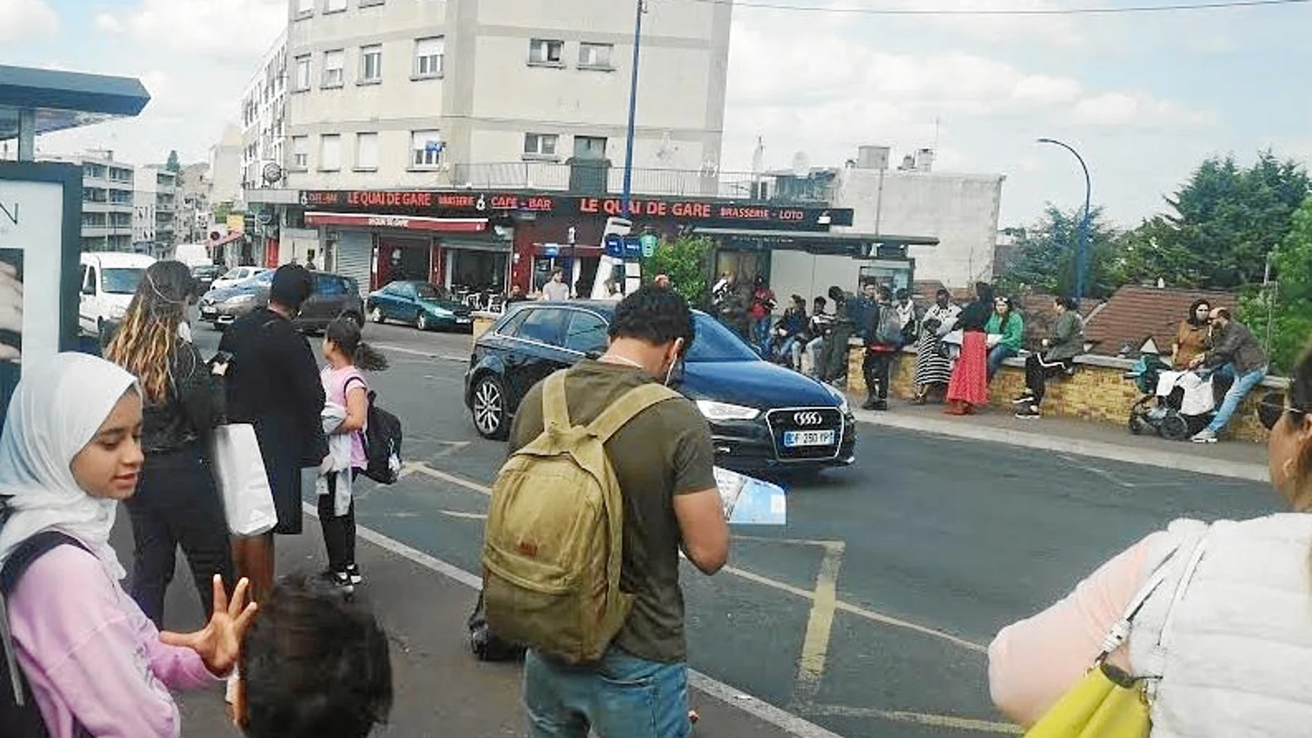 Vecinos del barrio obrero de Drancy, en la periferia noreste de París, esperan en una parada de autobús