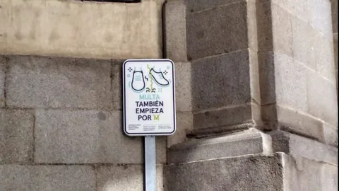 Señal colocada en una esquina de la calle Puñonrostro