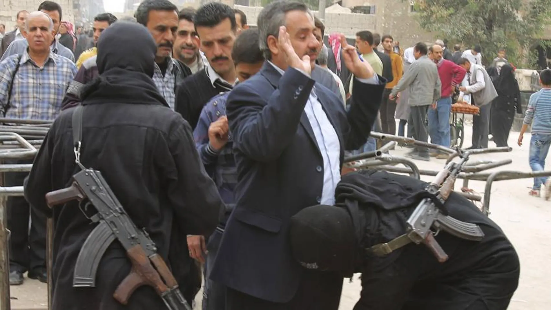 Terroristas del Frente al Nusra registran a los civiles en un control fronterizo