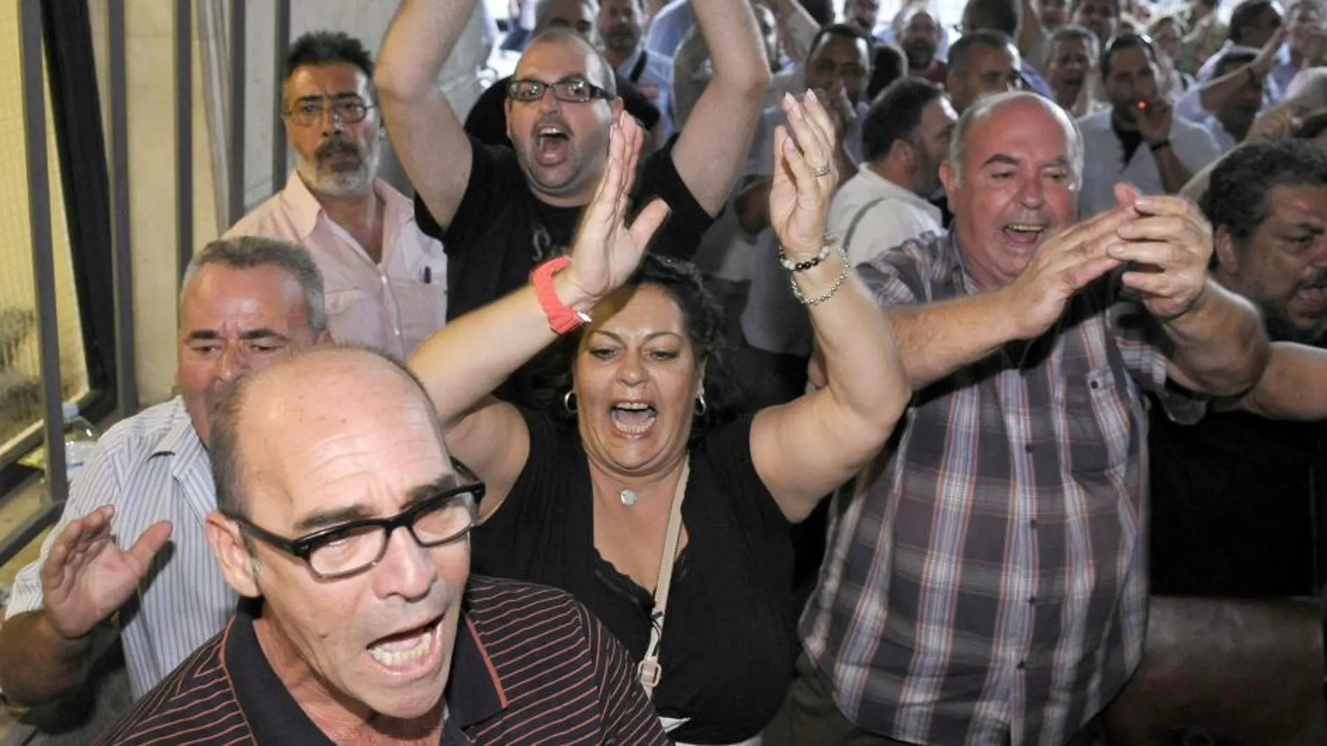 Un grupo de sindicalistas el pasado jueves en el juzgado de Alaya