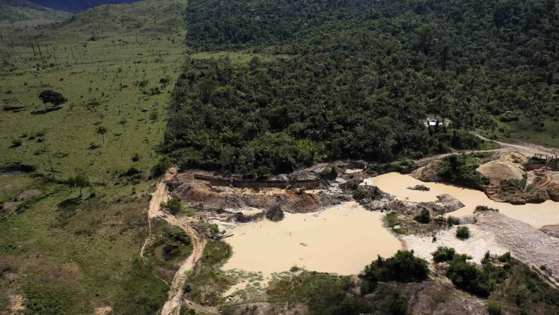 Una mina de oro ilegal junto a una zoan deforestada de la amazonía brasileña