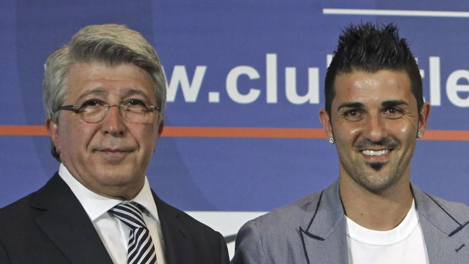 Imagen de archivo del delantero asturiano David Villa (c) junto al presidente de la entidad, Enrique Cerezo (i). EFE/Kiko Huesca