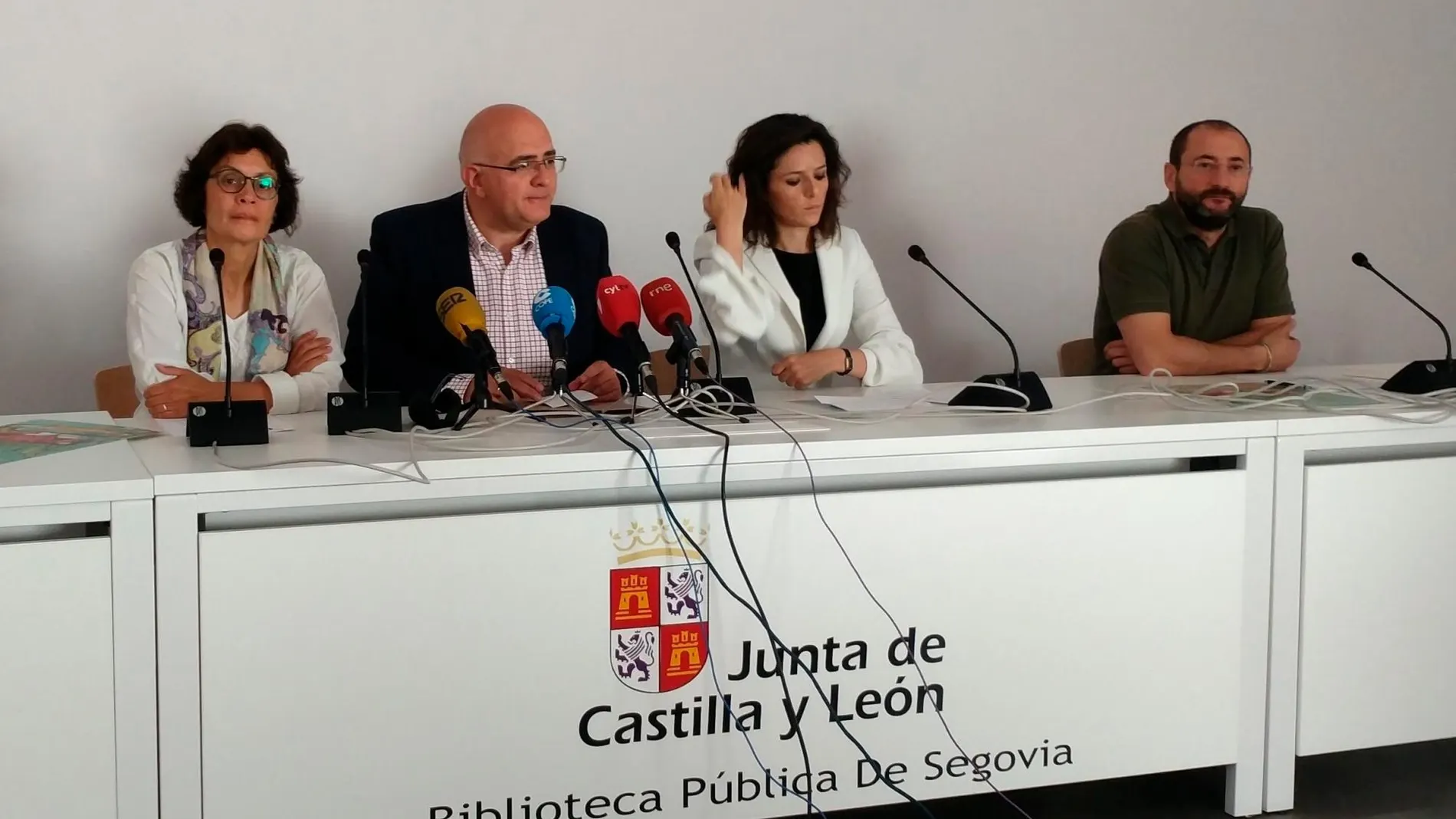 La concejal de Cultura de Segovia, Marifé Santiago; el presidente de la Asociación de Libreros de Segovia, Guillermo Herrero; la diputada del área de Cultura, Sara Dueñas; y el director de la Biblioteca Pública de Segovia, Roberto García