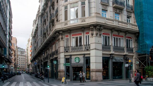Una de las céntricas calles de la capital valenciana en la que las franquicias le están ganando terreno al comercio tradicional, que, en algunos casos, sobrevive a duras penas