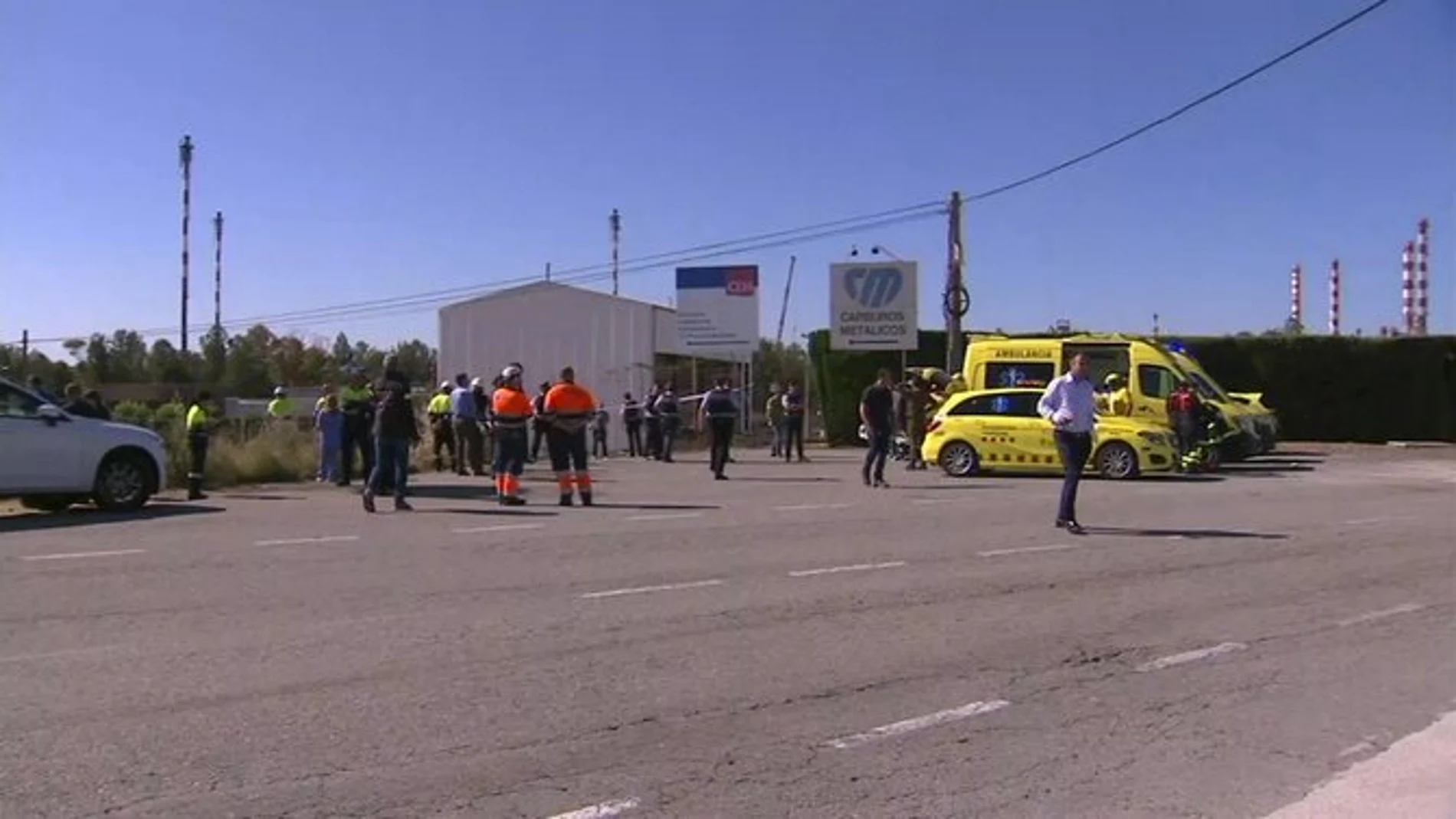 Los equipos de emergencia atienden a los afectados