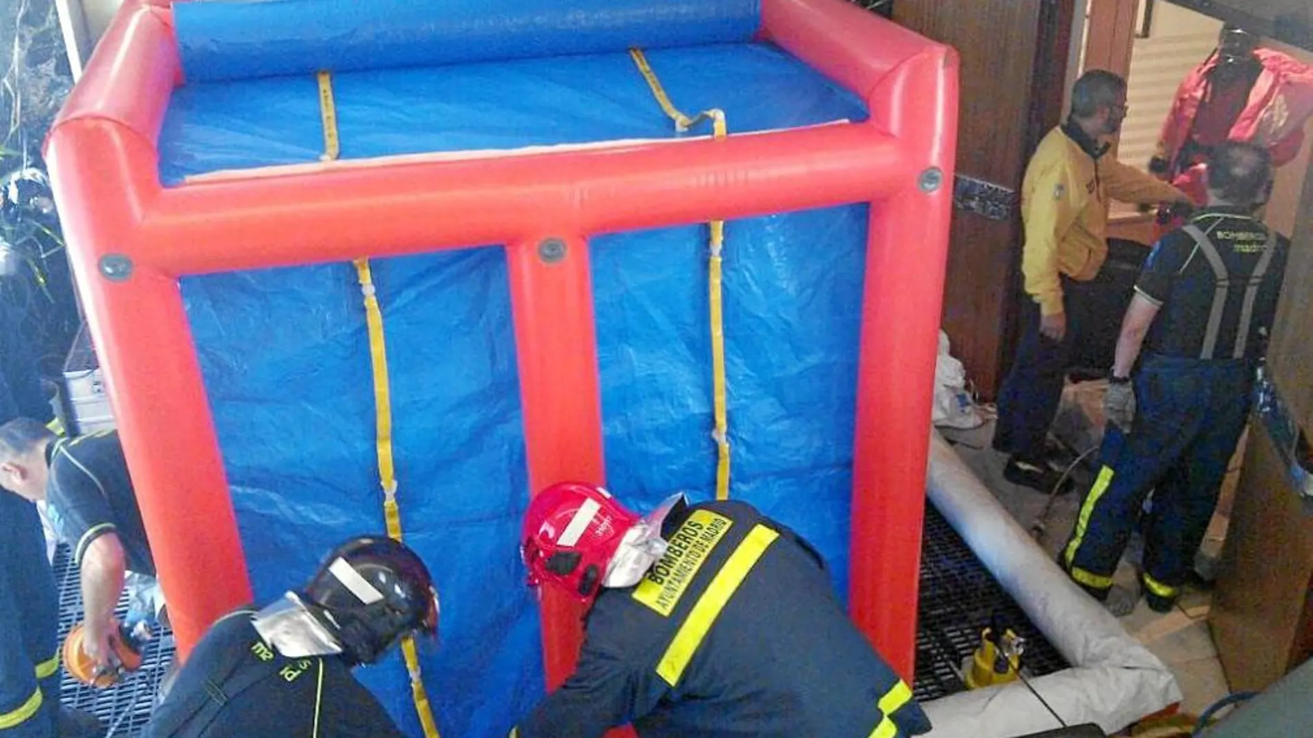 Los Tedax tuvieron que instalar una carpa para aislar el contenido del sobre y a las personas que lo habían tocado