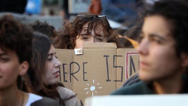 El movimiento juvenil Fridays for Future exige a los políticos electos medidas para frenar el cambio climático