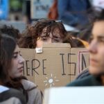 El movimiento juvenil Fridays for Future exige a los políticos electos medidas para frenar el cambio climático