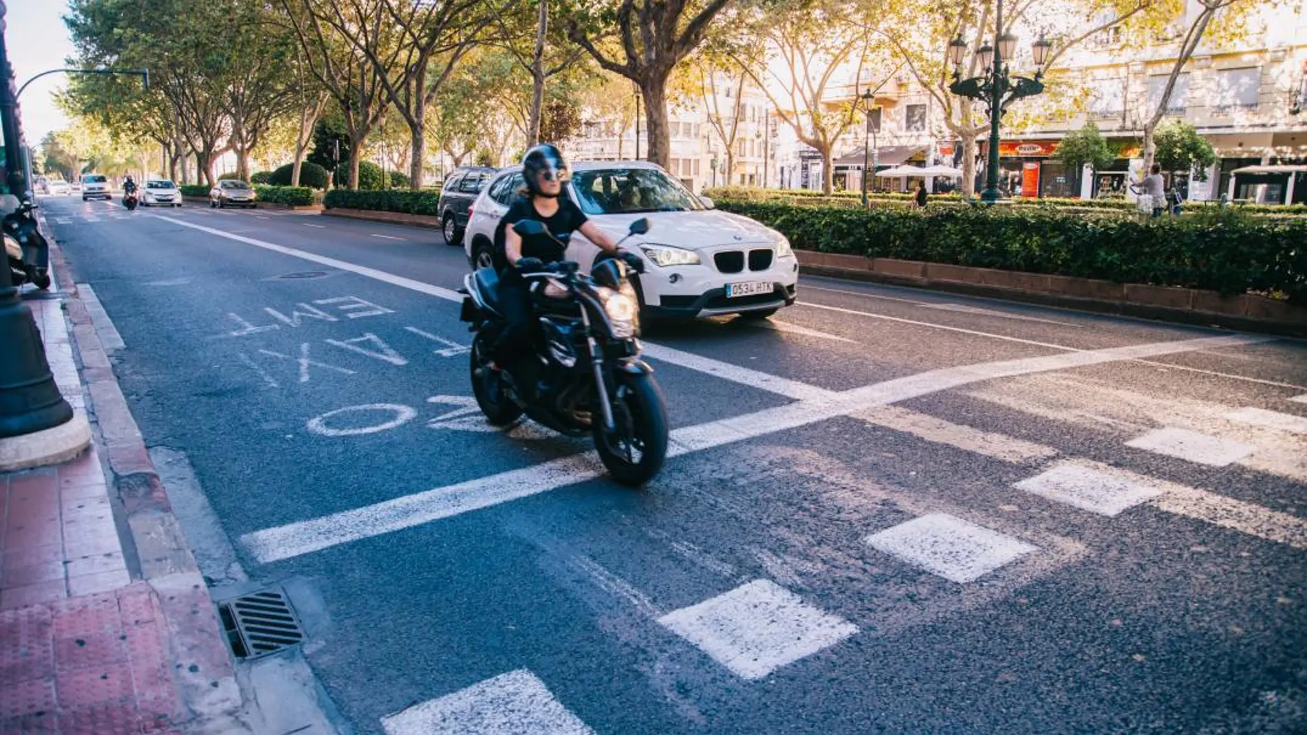 Una moto por el carril bus/Kike Taberner