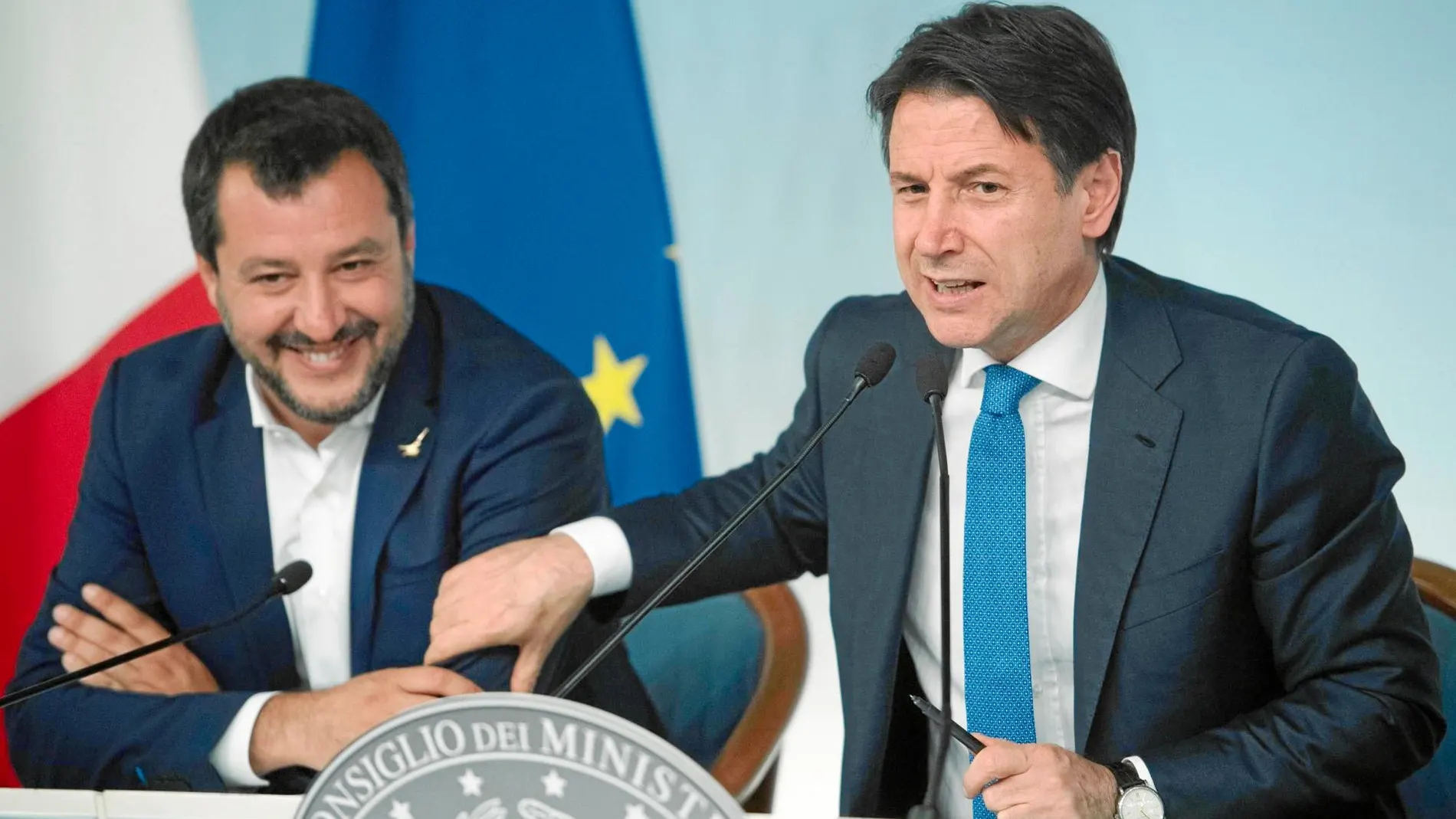 El primer ministro Conte (derecha) ha reconciliado a los socios de Gobierno, Salvini (izquierda) y Di Maio, pero trata de evitar el choque frontal con Bruselas que persiguen