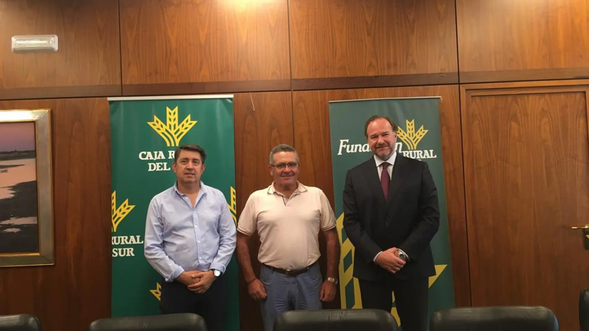 El presidente de la Fundación Caja Rural del Sur, José Luis García-Palacios Álvarez, y el de Bodegas del Socorro, Ceferino Martín, acompañado por el responsable de administración de la cooperativa, José Luis Sánchez