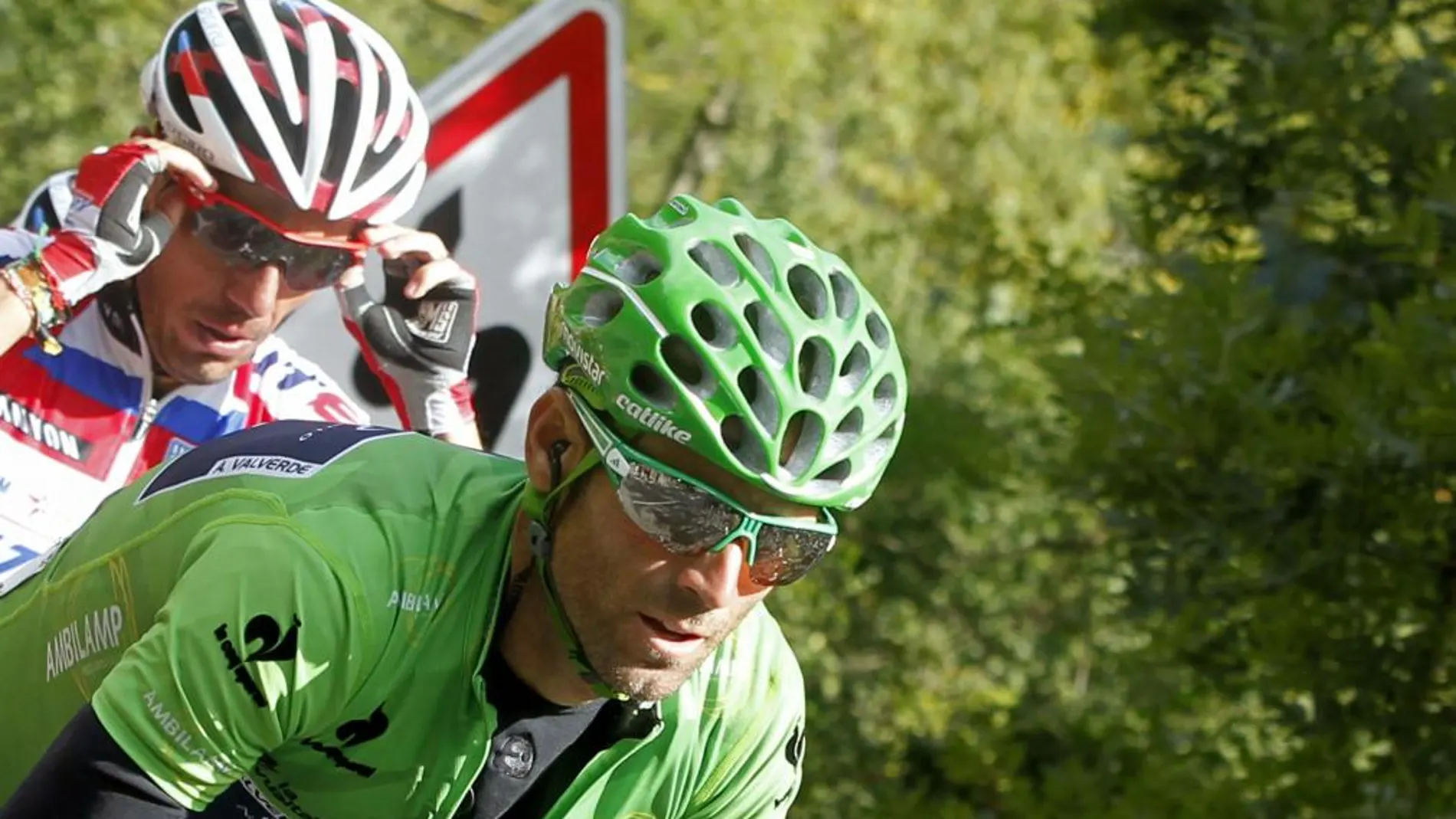El ciclista español del equipo Movistar, Alejandro Valverde, es seguido por el español del equipo Katusha, Joaquín Rodríguez "Purito"durante la decimoquinta etapa de la Vuelta Ciclista a España. EFE/Javier Lizón