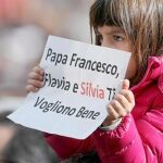 Una niña porta un cartel en el que se lee: «Papa Francisco, Flavia y Silvia te queremos mucho».