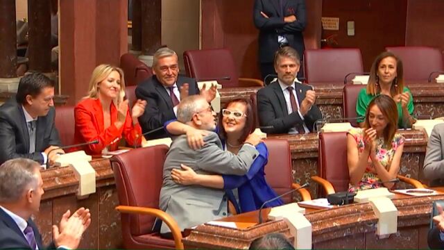 Alberto Castillo e Isabel Franco de Cs, se abrazan tras la elección de Castillo como nuevo Presidente de la Asamblea