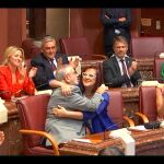 Alberto Castillo e Isabel Franco de Cs, se abrazan tras la elección de Castillo como nuevo Presidente de la Asamblea