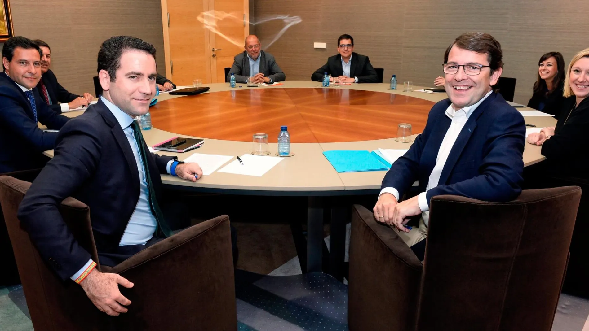 El candidato a la presidencia de la Junta, Alfonso Fernández Mañueco, junto al secretario general del PP, Teodoro García Egea; el candidato de Ciudadanos a la presidencia de la Junta, Francisco Igea, y el secretario general de Acción Institucional, José María Espejo