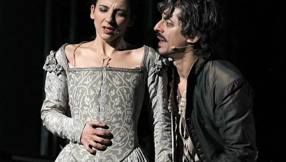 Los actores Rebeca Hernando, doña Inés, y Jesús Noguero, don Juan, durante una representación de &quot;Don Juan Tenorio&quot;