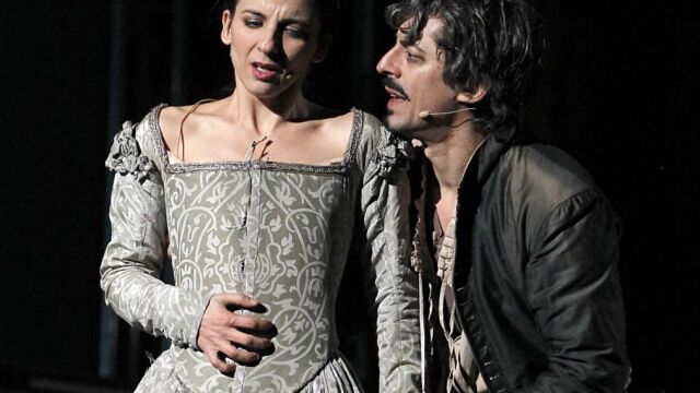 Los actores Rebeca Hernando, doña Inés, y Jesús Noguero, don Juan, durante una representación de "Don Juan Tenorio"