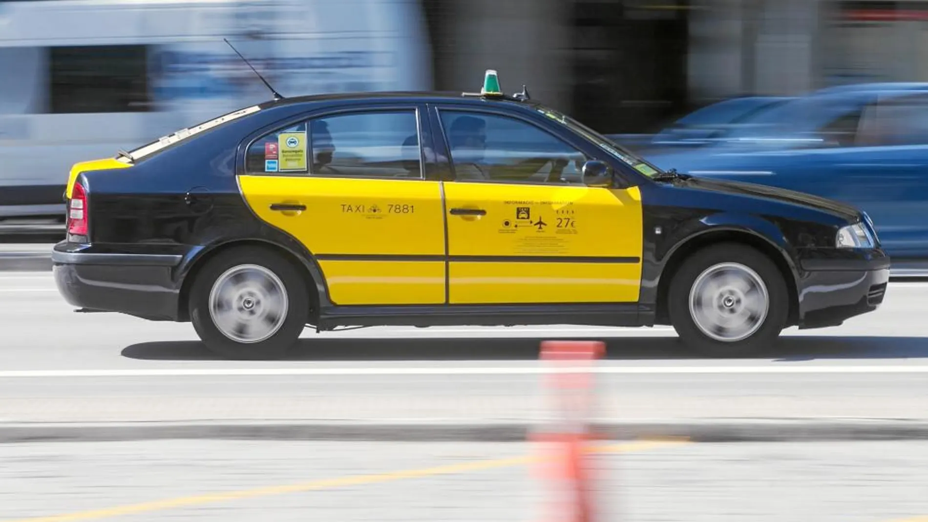 La ley establece que un taxista no puede encochar a menos de 50 metros de una parada a no ser que haya sido contactado por emisora