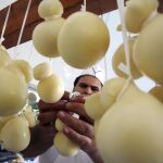 Fabricación artesanal de mozzarella en Italia