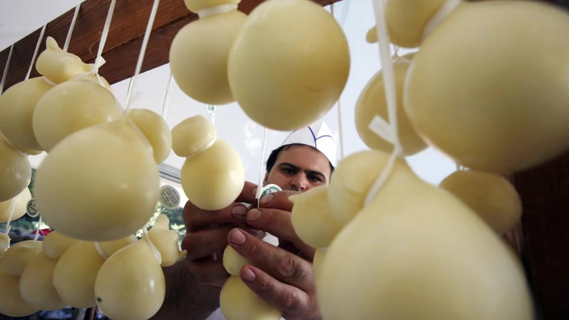 Fabricación artesanal de mozzarella en Italia