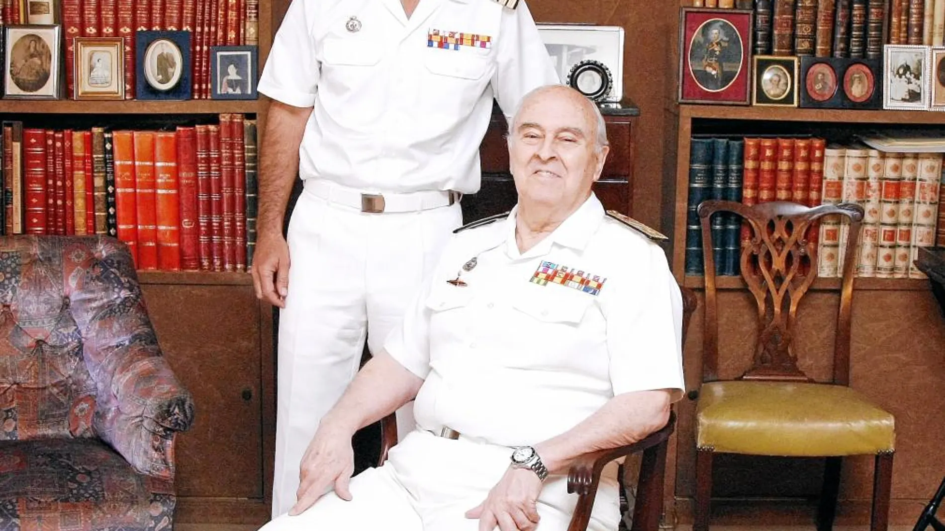 El capitán de Navío Benigno González-Aller, junto a su padre, el contraalmirante José Ignacio González-Aller