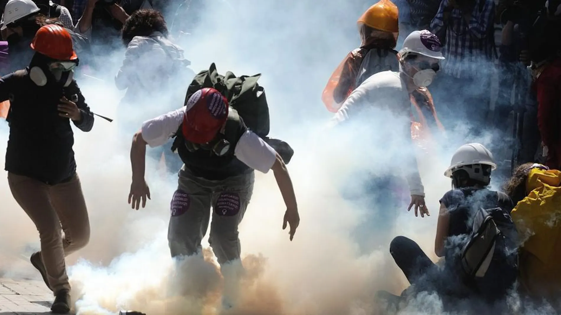 La policía usa gas pimienta contra los manifestantes en Estambul y Ankara