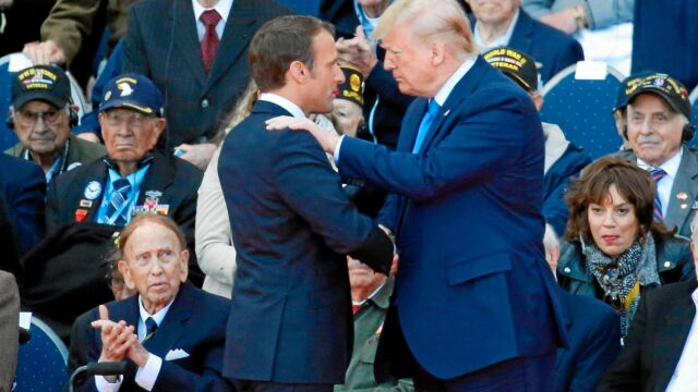 Emmanuel Macron y Donald Trump se saludan durante el acto del 75º aniversario del «Día D»