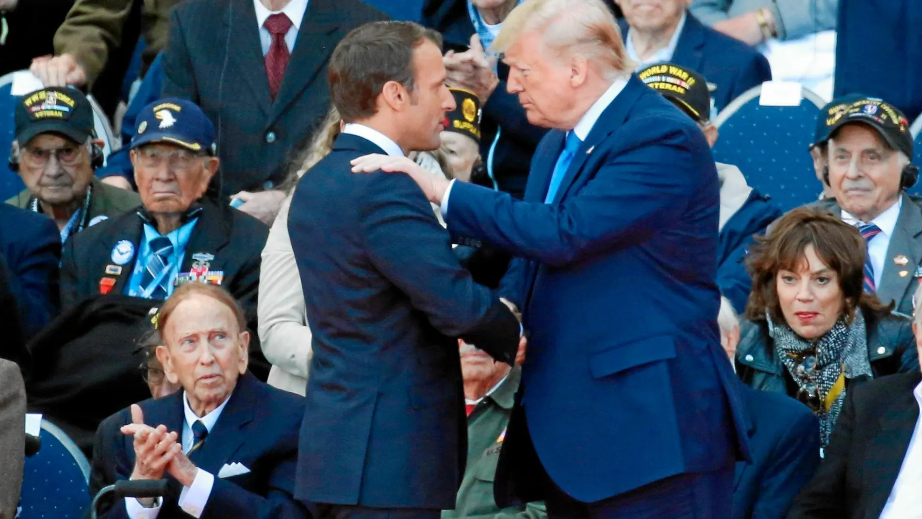 Emmanuel Macron y Donald Trump se saludan durante el acto del 75º aniversario del «Día D»