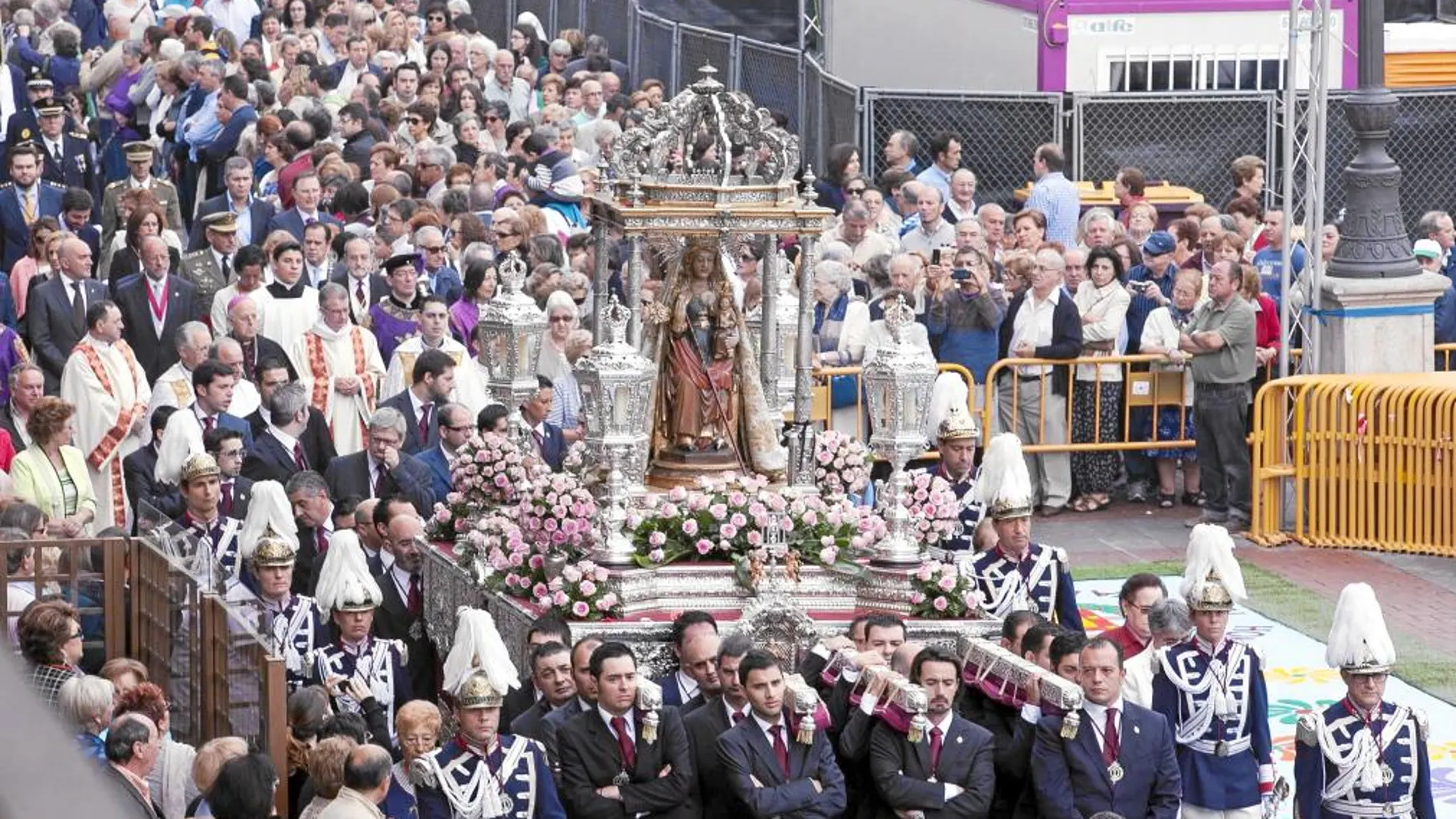 Cientos de personas se agolpan en las calles de Valladolid para ver pasar a la Virgen de San Lorenzo