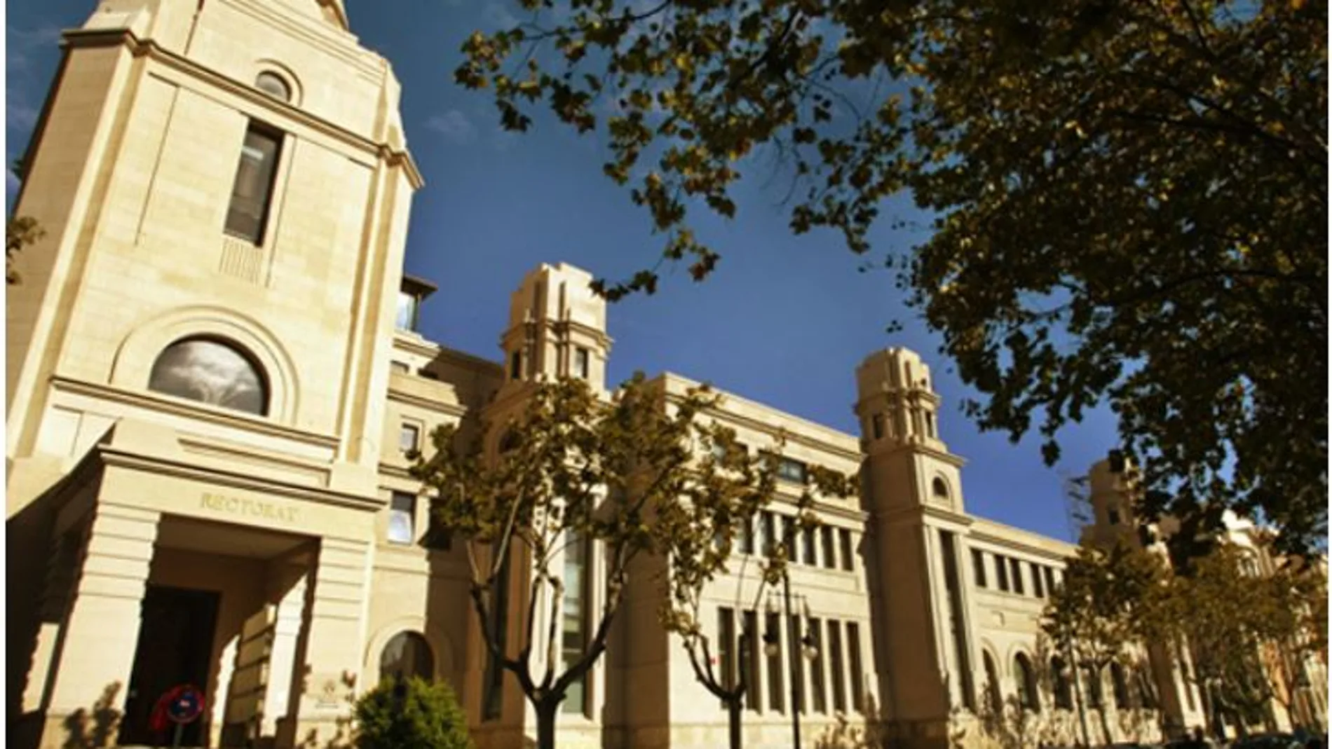 En la imagen, el edificio del Rectorado de la Universitat de València, que publicó el pasado mes de febrero el concurso para el mantenimiento de diferentes centros