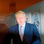 El polémico ex ministro de Exteriores británico, Boris Johnson, sale de su casa de Londres, ayer / Reuters